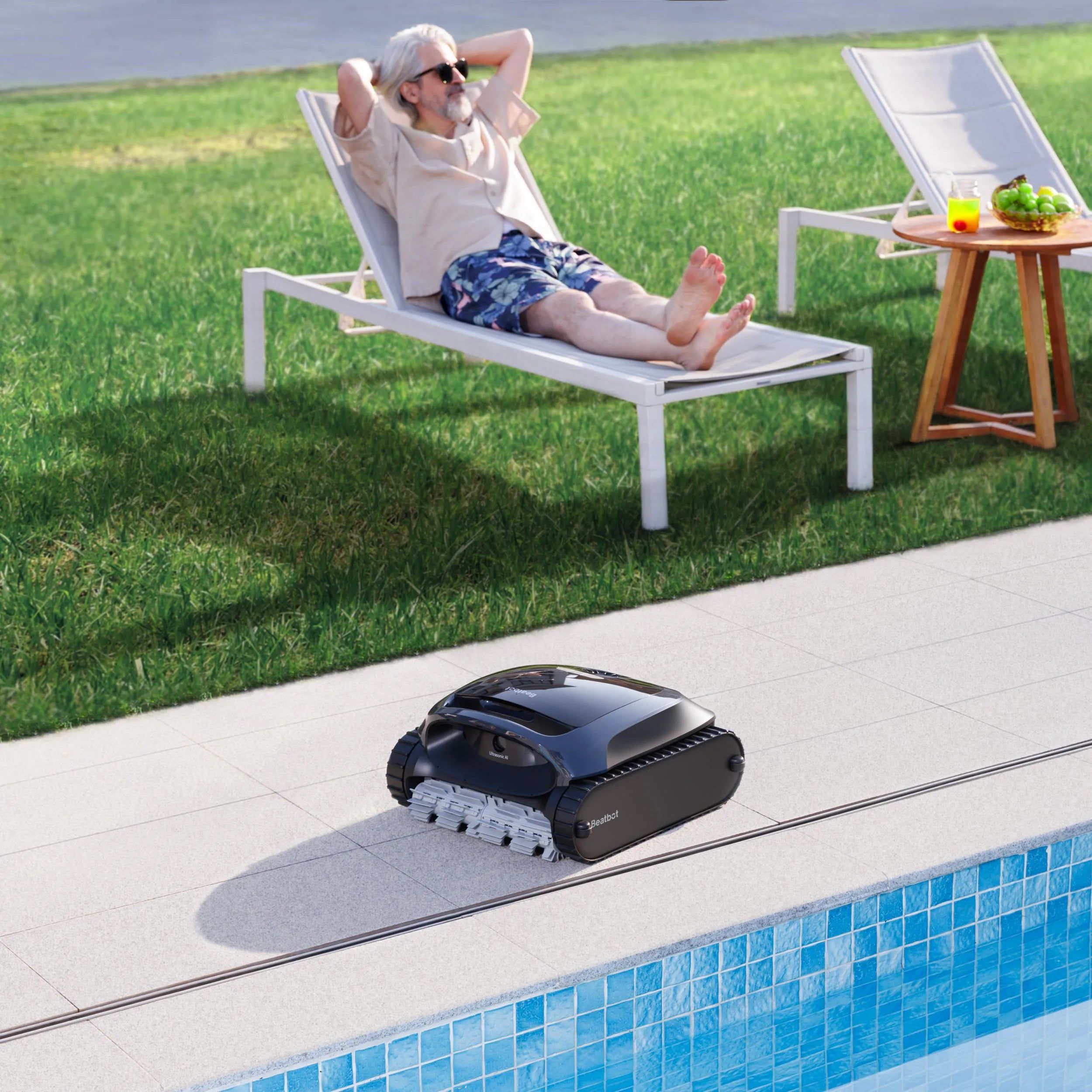 Robot de piscine sans fil au bord du bassin