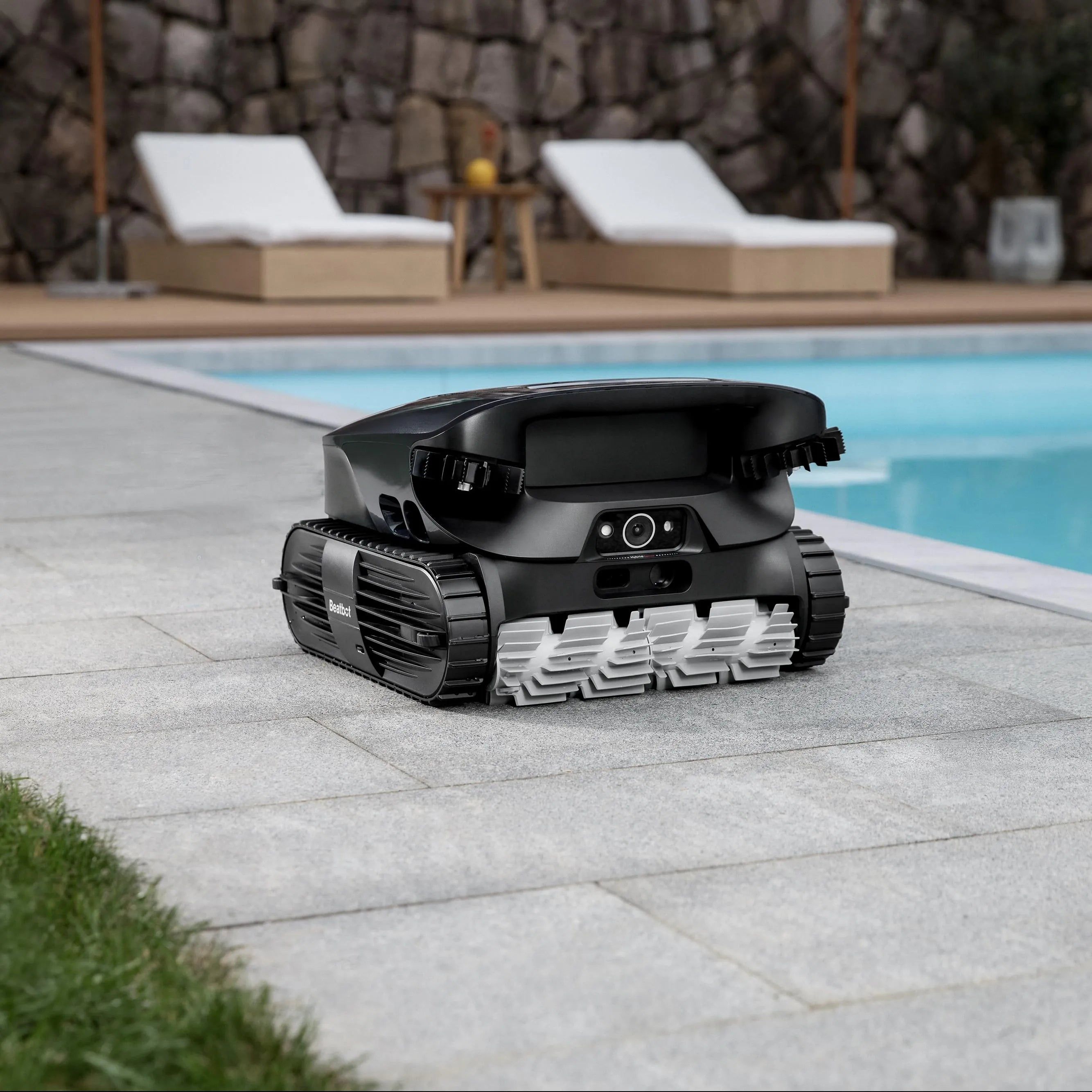 Robot de piscine au bord de la piscine